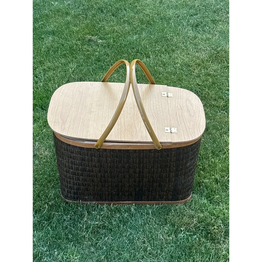 Vintage Woven Picnic Basket W/ Yellow Hawkeye Mugs & Tray set of 12 six each